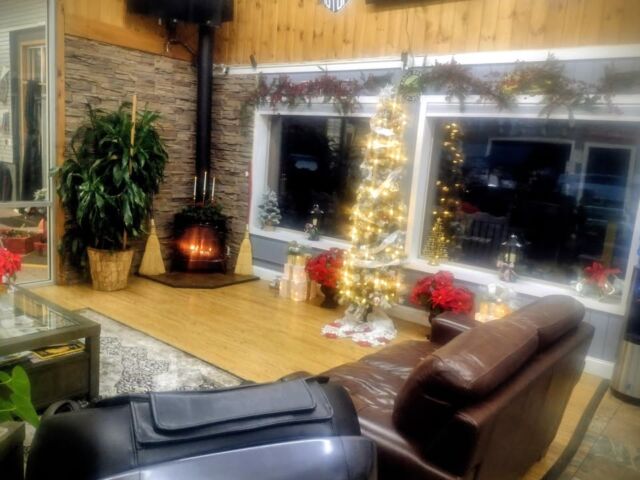 If you’ve ever wondered who keeps this place spotless and running like a "well-oiled" machine—it’s Carol! 🎄
She’s the voice on the phone, the one answering texts at midnight, and the reason our waiting room looks ready for Santa himself.

So if you stop in and love the clean floors or the Christmas cheer—make sure to tell Carol she’s the real boss around here! 😄

#FamilyBusiness #NHOU #BehindTheScenes #HardWorkPaysOff #ChristmasAtTheShop #ShopLife #TeamNHOU #CarolRocks